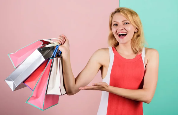 Produktpräsentation. Shopaholic-Frauen halten Einkaufstüten in der Hand. Geschenke für die Urlaubsvorbereitung. Sommerrabatt. Sonderangebot am Schwarzen Freitag. Ladenschließung. glückliche Shopperin. Großer Verkauf — Stockfoto