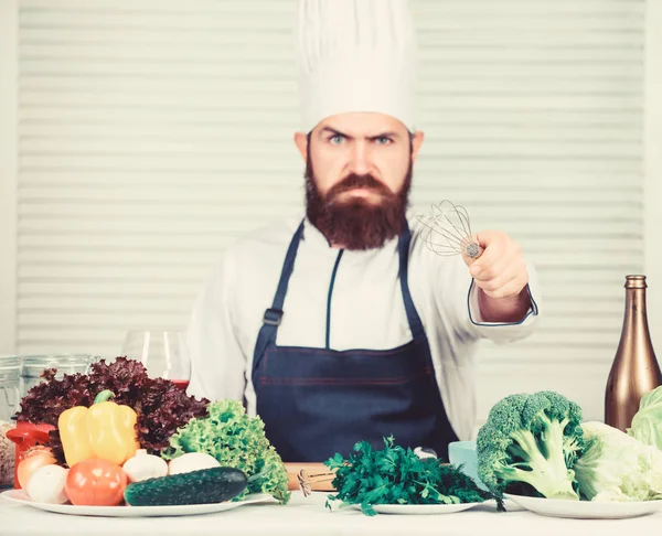 Ensalada vegetariana con verduras frescas. Cocina culinaria. Vitamina. Alimentación ecológica. hombre barbudo enojado. receta de chef. Cocinar alimentos saludables. Hipster maduro con barba. Elegir el derecho — Foto de Stock