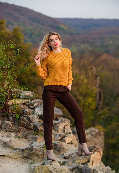 En medio de la nada. sentirte romántico en otoño. sexy mujer rojo lápiz labial naturaleza. ropa de temporada cálida y acogedora. pelo largo de chica. tendencias de color otoño. modelo de moda bonita en suéter de punto — Foto de Stock