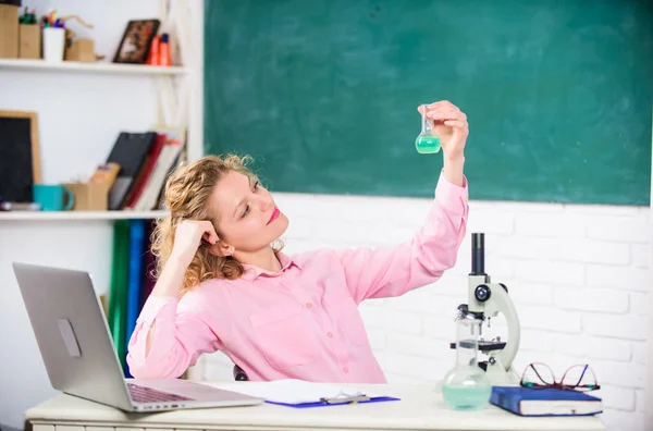 Estudiante talentoso beca. Investigación de proyectos estudiantiles. Inspiración para estudiar. Concepto de aprendizaje. Mujer estudiante universitaria aula celebrar prueba tubo líquido químico. Apasionado por la ciencia —  Fotos de Stock