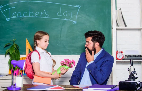 이거받아. 최고의 선생님을 위해 꽃을 선물로 드립니다. 다시 학교로. 좋은 선생님들의 날입니다. 선생님의 날. 라이터에 꽃있는 아빠. 1 일째 되는 날입니다. 꽃다발을 들고 있는 어린 여학생 — 스톡 사진