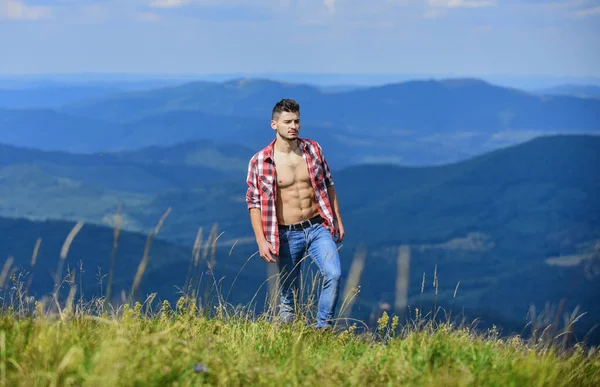 Las mejores vacaciones. concepto de campo. granjero en rancho. hombre en el paisaje de montaña. camping y senderismo. sexy macho hombre en camisa a cuadros. aventura de viaje. moda hipster. vaquero en sombrero al aire libre —  Fotos de Stock