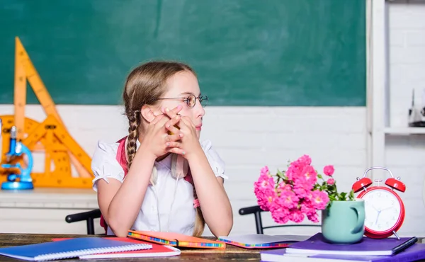 Schoolleven concept. Een gezonde levensstijl. Moderne jeugd. Schoolvakantie. Ontspan tussen de lessen door. Schoolmeisje zit bureau schoolbord achtergrond. Een leerling op school. Meisje klein kind eten appel snack — Stockfoto