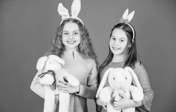 Hasenstil. Kinder in Hasenohren. Frühlingsfest. Eiersuche. Familie und Geschwisterschaft. kleine Mädchen mit Hasenspielzeug. Frohe Ostern. Hübscher Hase. Kaninchen und Hase. Netter als jeder Hase — Stockfoto