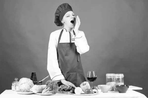 Органическая еда. профессиональный повар на красном фоне. сонная женщина готовит здоровую пищу по рецепту. меню ресторана. Диета. органическое питание и вегетарианство. Домохозяйка. женщина в шляпе повара — стоковое фото