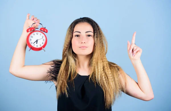 Tijdmanagement. Vrouw met vintage wekker. Horloge reparatie. Stiptheid en discipline. Oefening van oprukkende klokken. Zomertijd. Verander van tijdzone. mooi meisje beheren haar tijd — Stockfoto