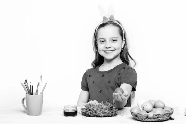 Petite fille heureuse avec des œufs de Pâques isolé sur blanc — Photo