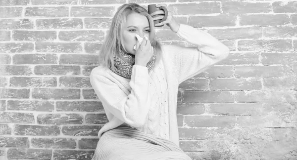 Drinking plenty fluid important for ensuring speedy recovery from cold. Cold and flu remedies. Drink more liquid get rid of cold. Girl hold tea mug and tissue. Runny nose and other symptoms of cold — Stock Photo, Image