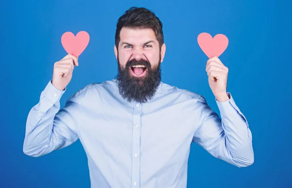 Odiador de namorados. Homem barbudo com corações vermelhos. Homem valentine sexy com cartões em forma de coração. Hipster com corações pequenos. Dia anti-namorados. Expressando suas emoções — Fotografia de Stock