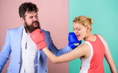 - Dikkatli ol. İlişki sorunları. Spor. Sakallı hippi adam bir kadınla kavga ediyor. Nakavt yumruğu. ki o haklı. Dövüşü kazan. Güç ve güç. Aile çift boks eldivenleri