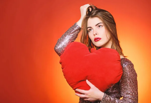 Un saludo romántico. Sé mi San Valentín. Amor y romance. Ventas de San Valentín. Chica sensual con corazón decorativo. Mujer sexy en vestido de glamour. Fiesta de San Valentín. Te quiero. Te quiero. La vida no puede ser mejor —  Fotos de Stock