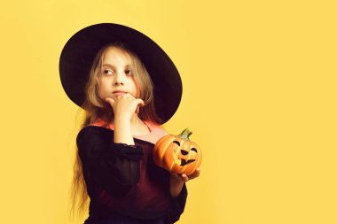 Kara Cadı şapka, elbise ve kurnaz yüz çocuk