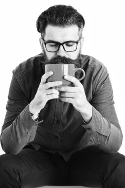 Sakallı adam, turuncu bardaklı, bıyıklı, Kafkas hippi.