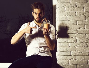 Yakışıklı, sakallı, maço, seksi adam.