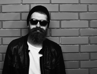 Sakallı acımasız beyaz hipster gözlük tutan