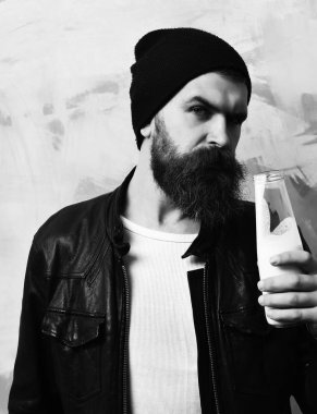 Sakallı, beyaz tenli hippi elinde cam süt kavanozu tutuyordu.