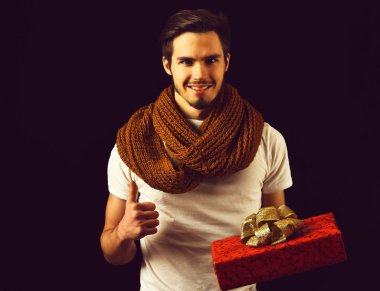 Gülümseyen yakışıklı sakallı adam