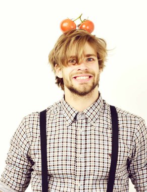 Uygun beslenme için fikir. Mutlu yüzlü ve domatesli bir adam.