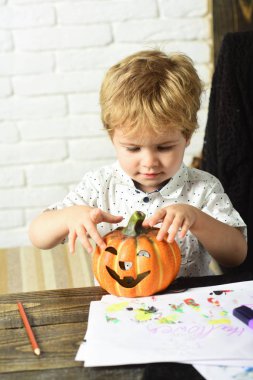 Çocuk rustik ve beyaz tuğla duvar arka plan üzerinde