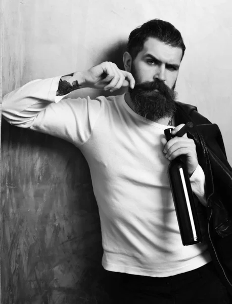 Barbu brutal caucasien hipster tenant bouteille et fumer cigare — Photo