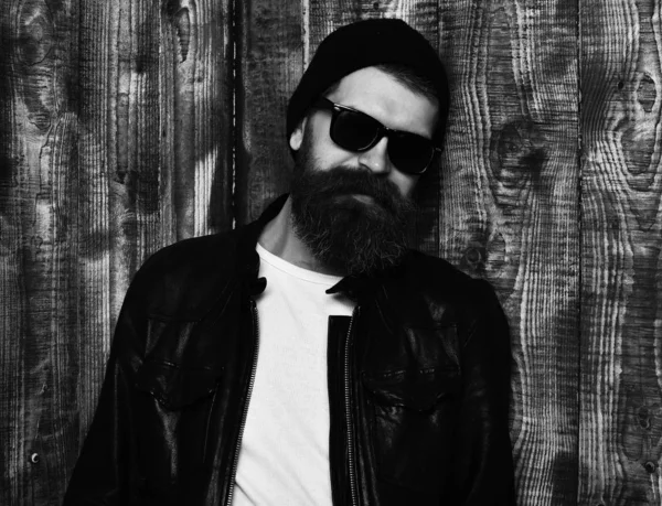 Barbu brutal caucasien hipster dans lunettes — Photo