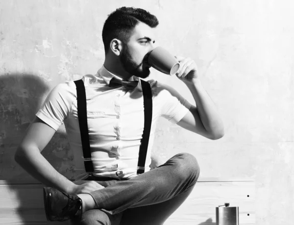 Homem barbudo beber café, chá de xícara com rosto sério — Fotografia de Stock