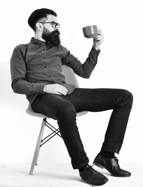 Homme barbu, brutal hipster caucasien avec moustache tenant une tasse orange — Photo