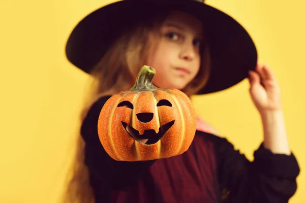 Kid in zwarte heks hoed en kleding. Halloween party concept — Stockfoto