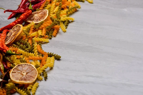 Pyszne włoskie makarony kolorowe i składników na teksturowanej tło — Zdjęcie stockowe