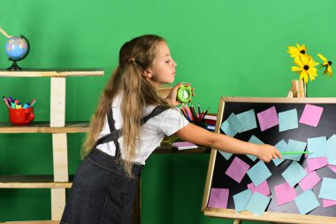 Çocuk ve okul malzemeleri yeşil duvar arka planında