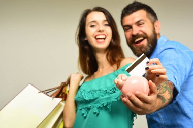 Sakallı adam ve gülümseyen yüzler bir kadın yapmak alışveriş