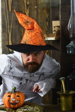 Cadılar Bayramı partisi ve dekorasyon konsepti. Korkunç kostümlü cadı.