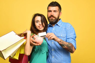 Sakallı adam ve gülümseyen yüzler bir kadın yapmak alışveriş