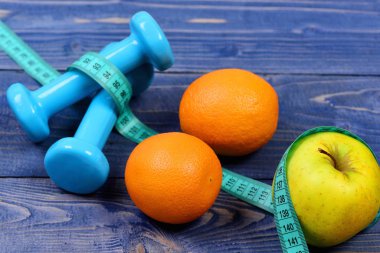 Teyp ölçme ile meyve ve sağlık kavramı, dumbell ağırlık
