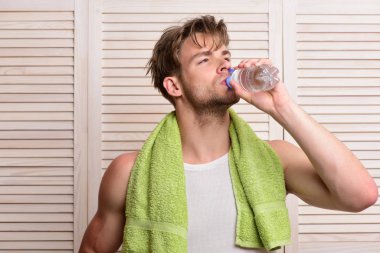 Dağınık saç ve kapı arka plan üzerinde ciddi bir yüz adam