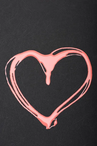 Symbole d'amour peint avec vernis à ongles sur surface noire — Photo