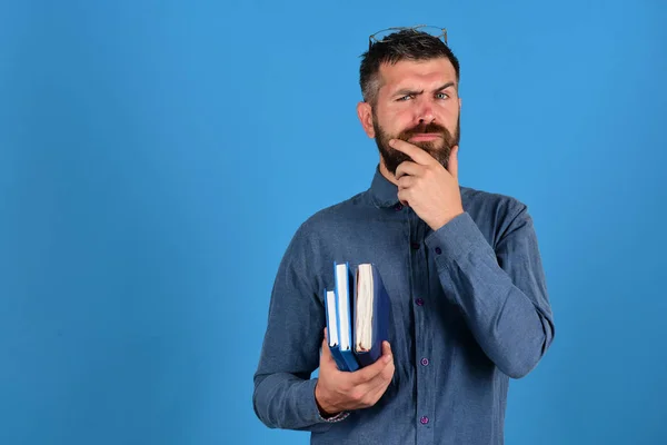 Człowiek z brodą i książek. Notebooki w kolorze niebieskim — Zdjęcie stockowe