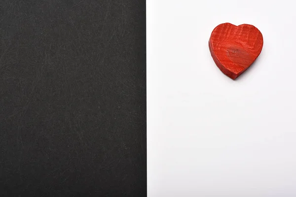 Valentines et concept d'amour : carte de vacances avec coeur en bois — Photo
