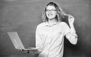 Programlama dillerini incele. Online okul. Yazılım kalite güvencesi kariyer. Uzaktan eğitim. Okul öğretmeni defteri. Kız internette sörf yapıyor. Dijital teknolojiler okulu. Modern eğitim