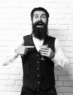 Gülümseyen uzun sakallı yakışıklı adam.