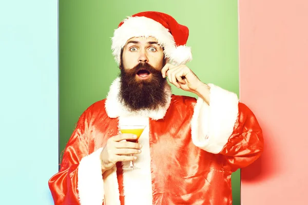 Şaşırmış sakallı Noel Baba uzun sakallı adam. — Stok fotoğraf
