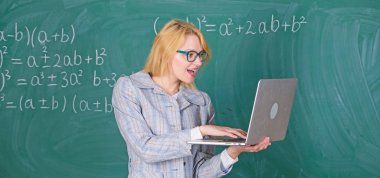 Eğitimci akıllı zeki Bayan modern dizüstü bilgisayar arama bilgi kara tahta arka plan ile. Kolay öğrenmek yolu. Online eğitim kavramı. Kadın öğretmen giyim gözlük tutan laptop internet'te sörf