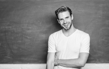 Basitleştirme ustası. Tebeşir tahtasının önünde adam öğretmen. Erkek ilköğretim öğretmeni için avantajları boldur. Öğretmen ilginç konuşmacı öğretim görevlisi. Okula geri dön. Öğretmenlik daha eğlenceli olabilirdi.