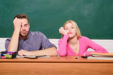 Öğrenci hayatı sorunları. Sıkıldım. Üniversitede ya da üniversitede okumak. Ücretsiz programa başvurun. Üniversite okuyan birkaç arkadaş. Erkek ve kız yorgun ya da tembel öğrenci sınıfta masaya yaslanıyor.