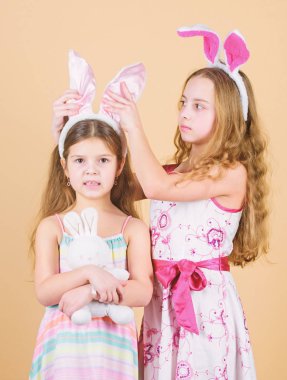 Tavşan kulakları koyuyor. Paskalya tavşanı stil kalpler tutan şirin çocuk. Paskalya kutluyor mutlu çocuklar. Paskalya tavşanı saç bantları küçük çocuklarda. Paskalya bunny kulaklar giyen küçük çocuklar