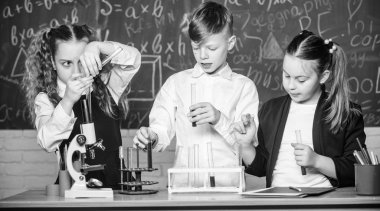 çocuk günü. öğrencileri Biyoloji deneyleri mikroskopla yapıyor. Öğrenme kimya okul laboratuarında ufak çocuklar. Kimya. Okula dönüş. Küçük çocuklara okul ders. Tıp için yeni fikirler