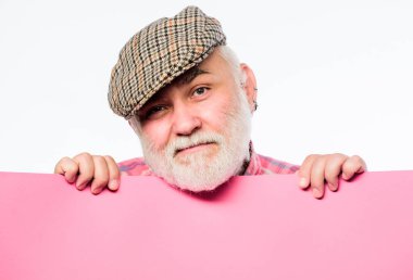 Hafta sonu eğlencesi. Kıdemli sakallı adam pankarttan bilgi sızdırıyor. Halka açık. Reklam yaşlıları. Duyuru konsepti. Emekliler poster bilgisi kopyalama alanı tutuyorlar