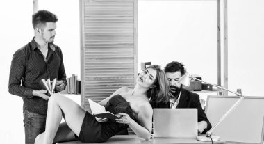 Takımda ben yokum. Profesyonel ekip iş başında. Takım toplantısı sırasında büyük iş tartışması yapan bir grup insan. Ofis masasında çalışan ve iletişim kuran iş ekibi