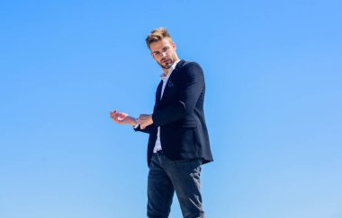Kariyerinin zirvesinde. Başarı kavramı. Kendine güvenen iş adamı Yakışıklı bir manken. Seksi maço adam. Erkek bakımı. resmi erkek modası. Modern yaşam tarzı. Sakallı adam iş stili. hoparlör