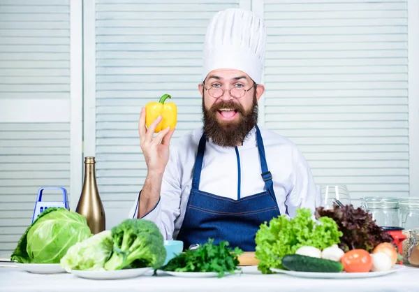Akşam yemeği için yemek. Şapkalı aşçı. Gizli lezzet tarifi. Diyet ve organik gıda, vitamin. Sakallı adam mutfakta aşçı, aşçı. Sağlıklı yemek pişirme. Vejetaryen. Sakallı olgun bir aşçı. — Stok fotoğraf